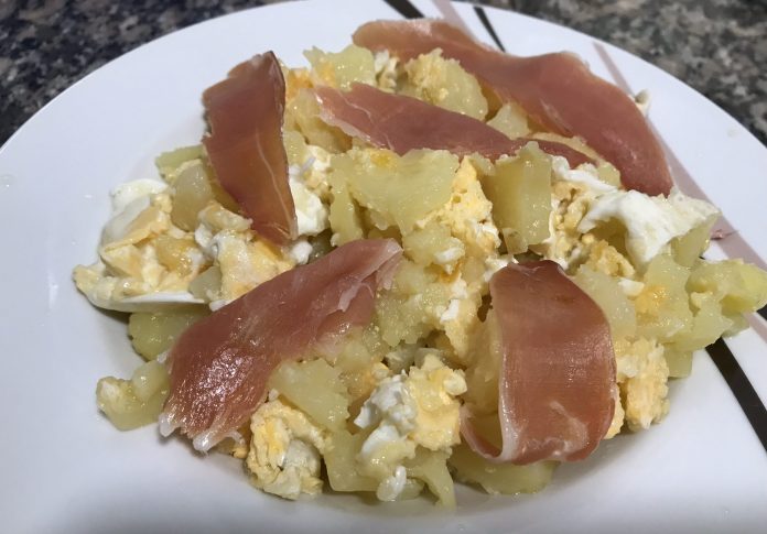 receta huevos rotos con jamón y patatas