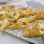 Molinillos de hojaldre rellenos de queso y taquitos de forma tradicional en Las Recetas de Angy
