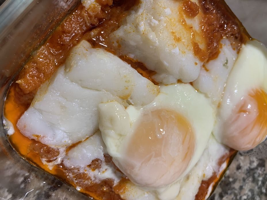Bacalao con tomate y huevos poché con Thermomix en Las Recetas de Angy